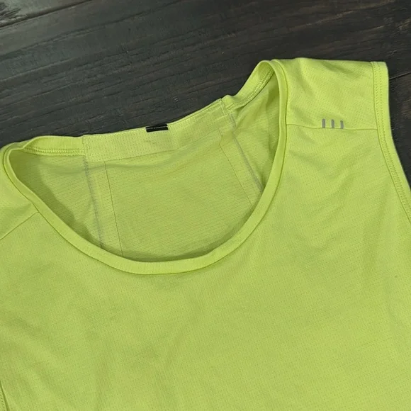 Lululemon Men's Neon Yellow Sleeveless Running Shirt Size M/L - Picture 3 of 7